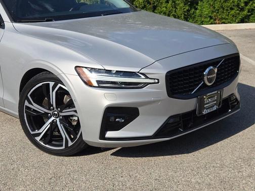 2024 Volvo S60 B5 Plus Dark Theme