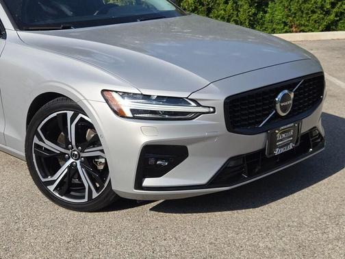 2024 Volvo S60 B5 Plus Dark Theme