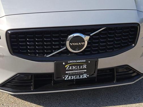 2024 Volvo S60 B5 Plus Dark Theme