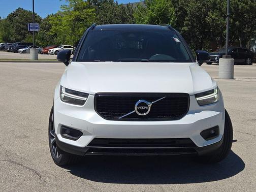Crystal White Metallic 2021 Volvo XC40 T4 R-Design