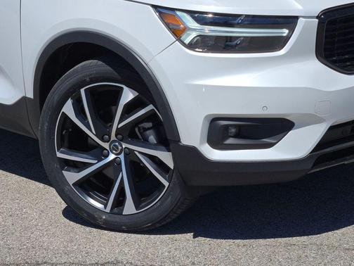 Crystal White Metallic 2021 Volvo XC40 T4 R-Design
