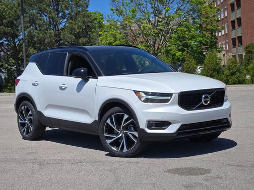 Crystal White Metallic 2021 Volvo XC40 T4 R-Design