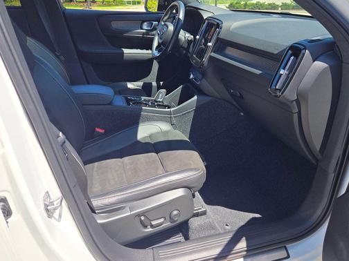 Crystal White Metallic 2021 Volvo XC40 T4 R-Design