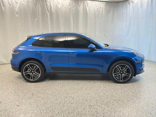Sapphire Blue Metallic 2021 Porsche Macan Macan
