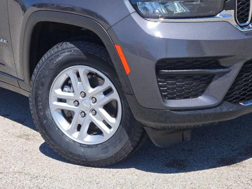 Baltic Gray Metallic Clearcoat 2023 Jeep Grand Cherokee Laredo