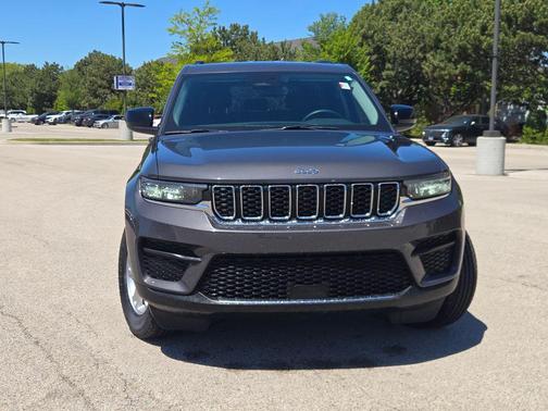Baltic Gray Metallic Clearcoat 2023 Jeep Grand Cherokee Laredo