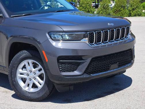 Baltic Gray Metallic Clearcoat 2023 Jeep Grand Cherokee Laredo