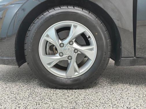 Phantom Black 2022 Hyundai ELANTRA SE