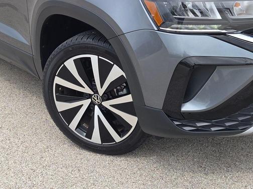 Platinum Gray Metallic 2024 Volkswagen Taos 1.5T SE