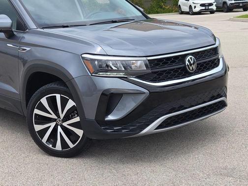 Platinum Gray Metallic 2024 Volkswagen Taos 1.5T SE