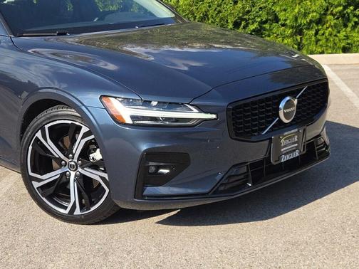 2024 Volvo S60 B5 Core Dark Theme