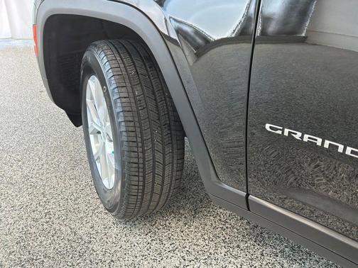 Diamond Black Crystal Pearlcoat 2023 Jeep Grand Cherokee L Limited