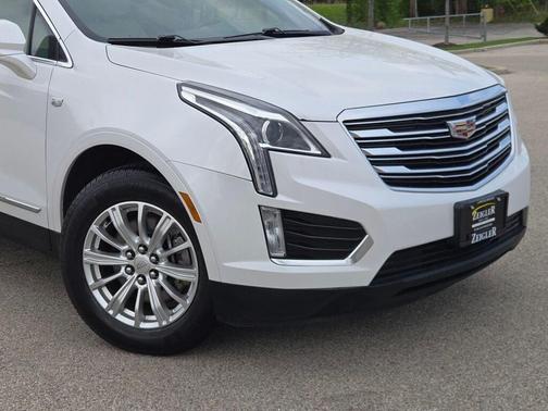 Crystal White Tricoat 2017 Cadillac XT5 Base