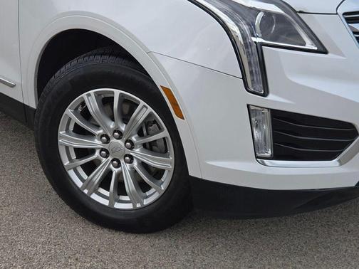 Crystal White Tricoat 2017 Cadillac XT5 Base