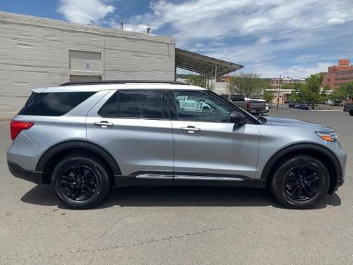ICONIC SILVER METALLIC 2024 Ford Explorer XLT