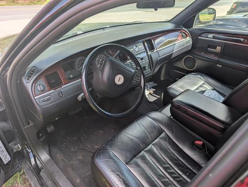 Black 2004 Lincoln Town Car