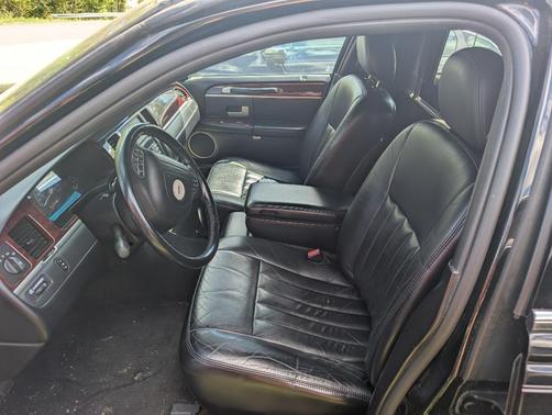 Black 2004 Lincoln Town Car