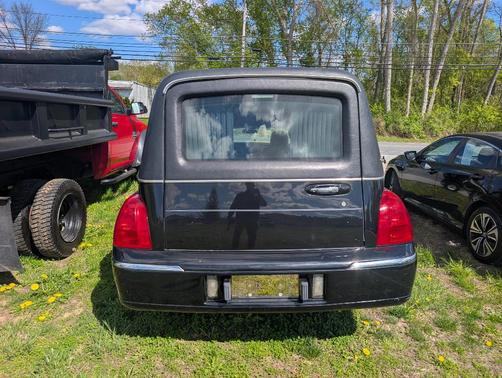 Black 2004 Lincoln Town Car