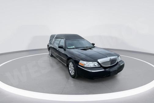 Black 2004 Lincoln Town Car