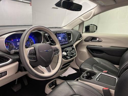 Photo 2 of 20 of 2019 Chrysler Pacifica Limited