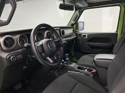 Photo 2 of 17 of 2018 Jeep Wrangler Sport
