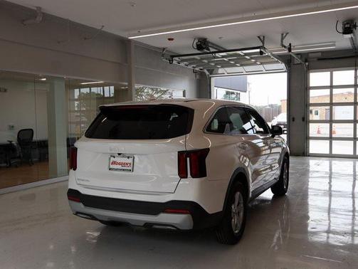 2025 Kia Sorento LX