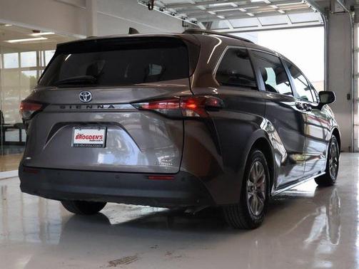 2022 Toyota Sienna XLE 7 Passenger