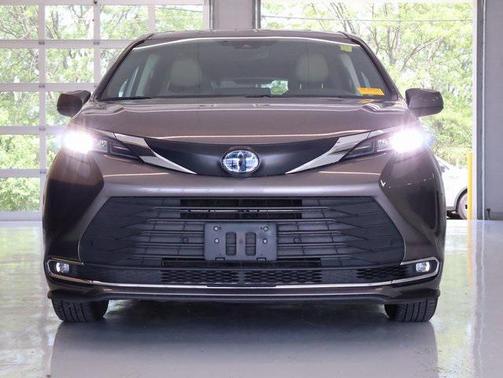 2022 Toyota Sienna XLE 7 Passenger