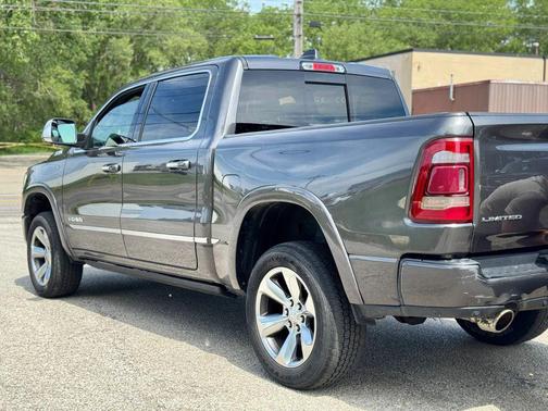 Granite Crystal Metallic Clearcoat 2019 RAM 1500 Limited