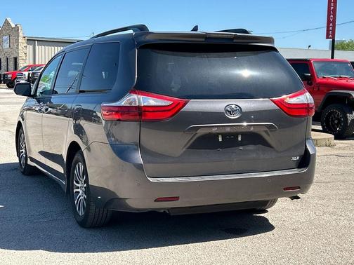 2019 Toyota Sienna XLE