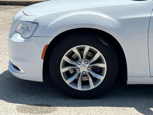 2016 Chrysler 300 Limited