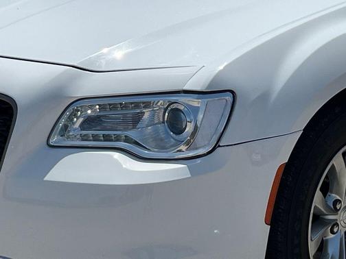 2016 Chrysler 300 Limited