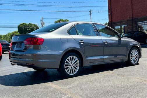 Photo 3 of 32 of 2013 Volkswagen Jetta TDI