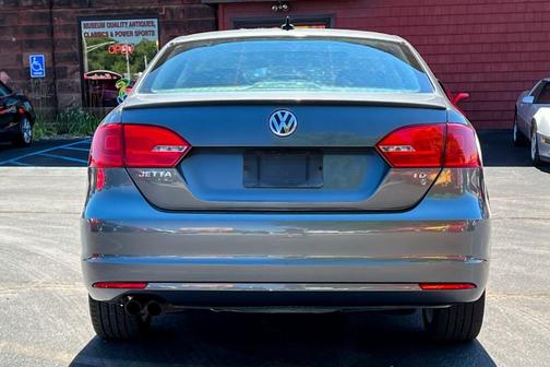 Photo 4 of 32 of 2013 Volkswagen Jetta TDI