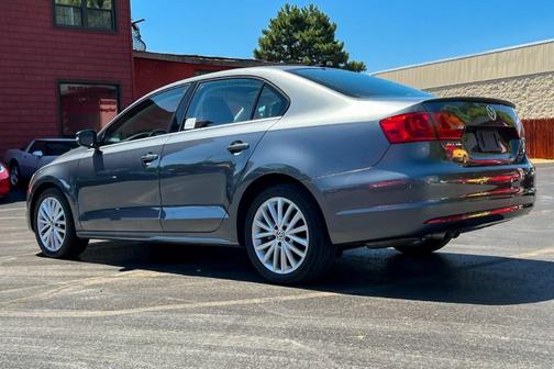 Photo 5 of 32 of 2013 Volkswagen Jetta TDI