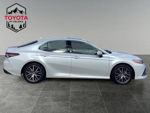 2022 Toyota Camry Hybrid XLE