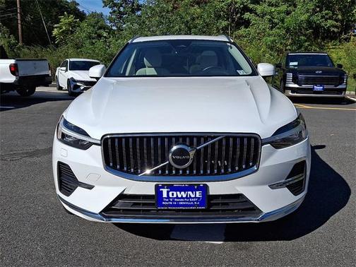 2023 Volvo XC60 Recharge Plug-In Hybrid T8 Core Bright Theme