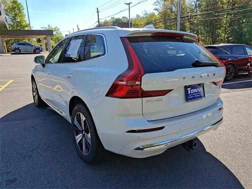 2023 Volvo XC60 Recharge Plug-In Hybrid T8 Core Bright Theme