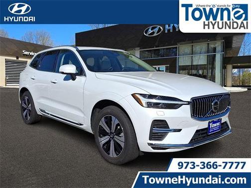 2023 Volvo XC60 Recharge Plug-In Hybrid T8 Core Bright Theme
