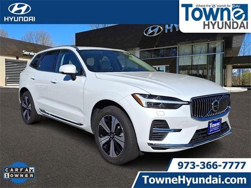 2023 Volvo XC60 Recharge Plug-In Hybrid T8 Core Bright Theme