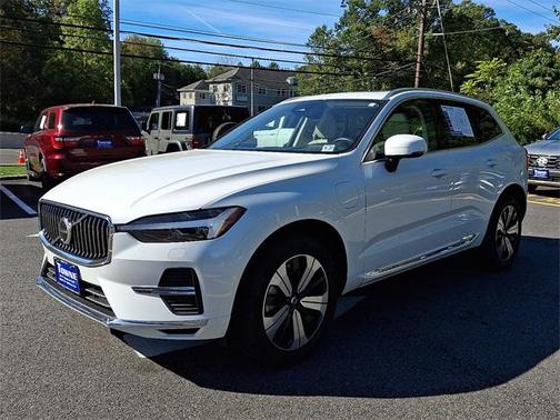 2023 Volvo XC60 Recharge Plug-In Hybrid T8 Core Bright Theme
