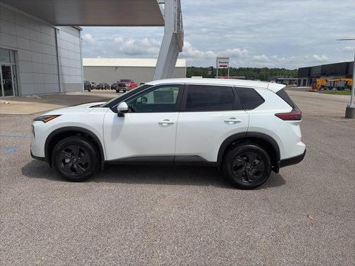 Everest White Pearl Tricoat 2026 Nissan Rogue SV
