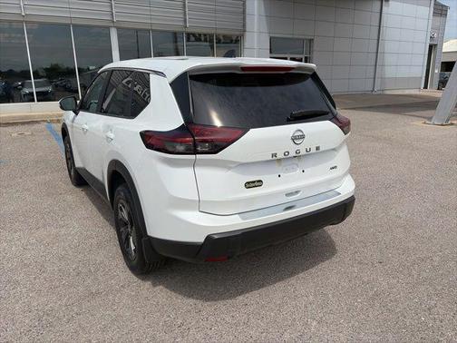 Everest White Pearl Tricoat 2026 Nissan Rogue SV