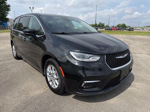 Brilliant Black Crystal Pearlcoat 2023 Chrysler Pacifica Touring L