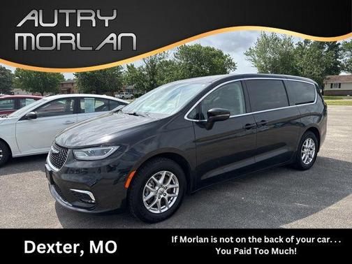 Brilliant Black Crystal Pearlcoat 2023 Chrysler Pacifica Touring L