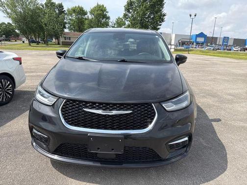 Brilliant Black Crystal Pearlcoat 2023 Chrysler Pacifica Touring L