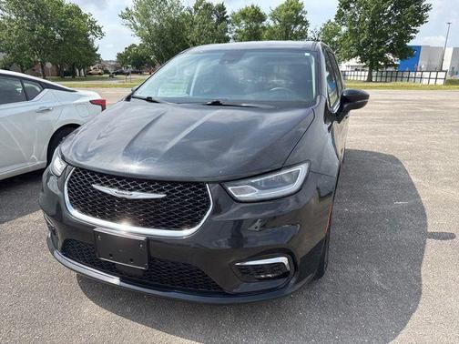 Brilliant Black Crystal Pearlcoat 2023 Chrysler Pacifica Touring L