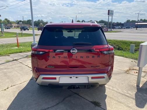 2025 Nissan Pathfinder SL 4WD