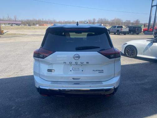 Everest White Pearl/Super Black 2024 Nissan Rogue Platinum
