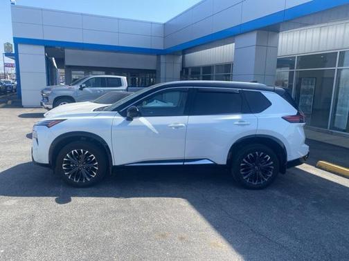 Everest White Pearl/Super Black 2024 Nissan Rogue Platinum